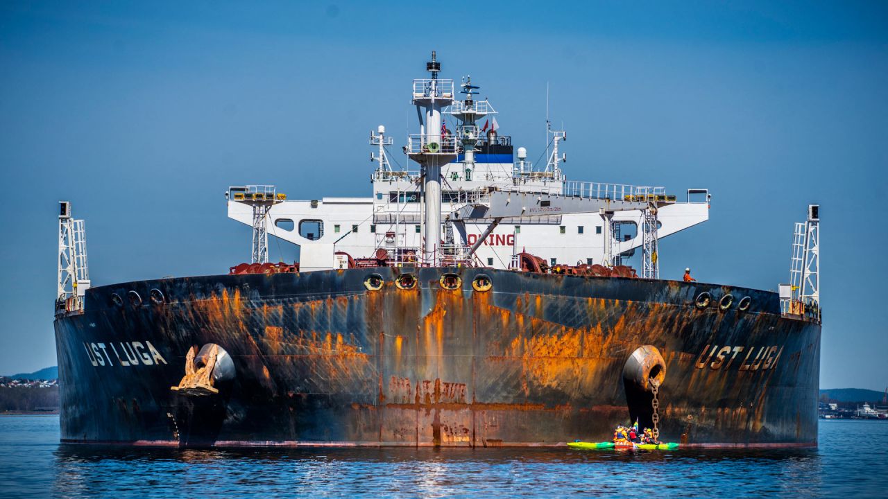 Activistas ecologistas de Greenpeace escenifican una acción contra el buque Ust Luga, que supuestamente descargará petróleo ruso en el puerto de Aasgaardstrand, Noruega, en medio de la invasión rusa de Ucrania. | Foto:Ole Berg-Rusten / NTB / AFP