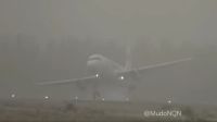 Aterrizaje fallido. Momento en el que el avión pega sus ruedas contra el suelo y vuelve a elevarse.