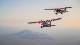 Los pilotos Luke Aikins y Andy Farrington intentaron ayer el Plane Swap con resultado desparejo.