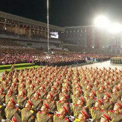 Esta foto tomada y publicada por la Agencia Central de Noticias de Corea del Norte (KCNA) muestra un desfile militar para celebrar el 90º aniversario de la fundación del Ejército Revolucionario Popular de Corea en la plaza Kim Il Sung de Pyongyang. | Foto:KCNA VIA KNS / AFP