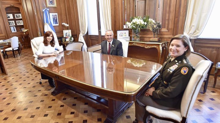 Hoy recibimos a la generala de cuatro estrellas Laura Richardson, comandante del Comando Sur de los Estados Unidos, primera mujer en ocupar ese cargo en la historia. Nos acompañó el embajador de ese país en Argentina, Marc Stanley.