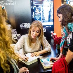 Florencia Bonelli firma libros. | Foto:Cedoc