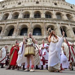 Artistas participan en un desfile para celebrar el aniversario de Roma, en Roma, capital de Italia. | Foto:Xinhua/Alberto Lingria