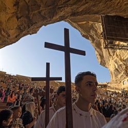 Cristianos coptos ortodoxos observan las oraciones en el Monasterio de San Simón, también conocido como la Iglesia de la Cueva, en la montaña Mokattam de la capital de Egipto, El Cairo. | Foto:KHALED DESOUKI / AFP