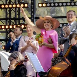 El Guillermo Alejandro, la Reina Máxima y las Princesas Amalia, Alexia y Ariane con los DJs Lucas & Steve asisten al Día del Rey en Maastricht. | Foto:Robin van Lonkhuijsen / ANP / AFP