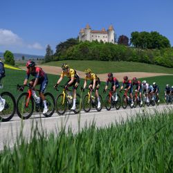 El pelotón pasa por delante del castillo de Champvent durante la primera etapa de la carrera ciclista Tour de Romandía UCI World Tour, de 178 km desde La Grande Beroche a Romont, en Champvent, Suiza occidental. | Foto:FABRICE COFFRINI / AFP