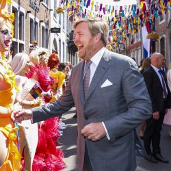 El rey Guillermo Alejandro de los Países Bajos se reúne con los participantes durante el Día del Rey en Maastricht. | Foto:patrick van katwijk / ANP / AFP