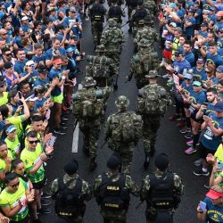 Los corredores aplauden a los soldados colombianos antes de la salida de la media maratón Corre Mi Tierra en Medellín, Colombia. | Foto:JOAQUIN SARMIENTO / AFP
