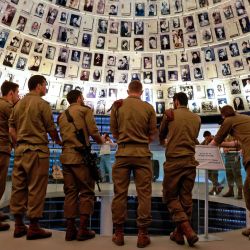 Soldados israelíes recorren la Sala de los Nombres durante una visita al museo conmemorativo del Holocausto de Yad Vashem en Jerusalén, antes del Día de la Memoria anual que conmemora a los seis millones de judíos asesinados por los nazis en el Holocausto durante la Segunda Guerra Mundial. | Foto:MENAHEM KAHANA / AFP