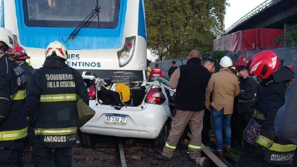 Villa Luro Una Persona Resultó Herida Tras El Choque De Un Tren Sarmiento Con Un Auto Perfil 5242