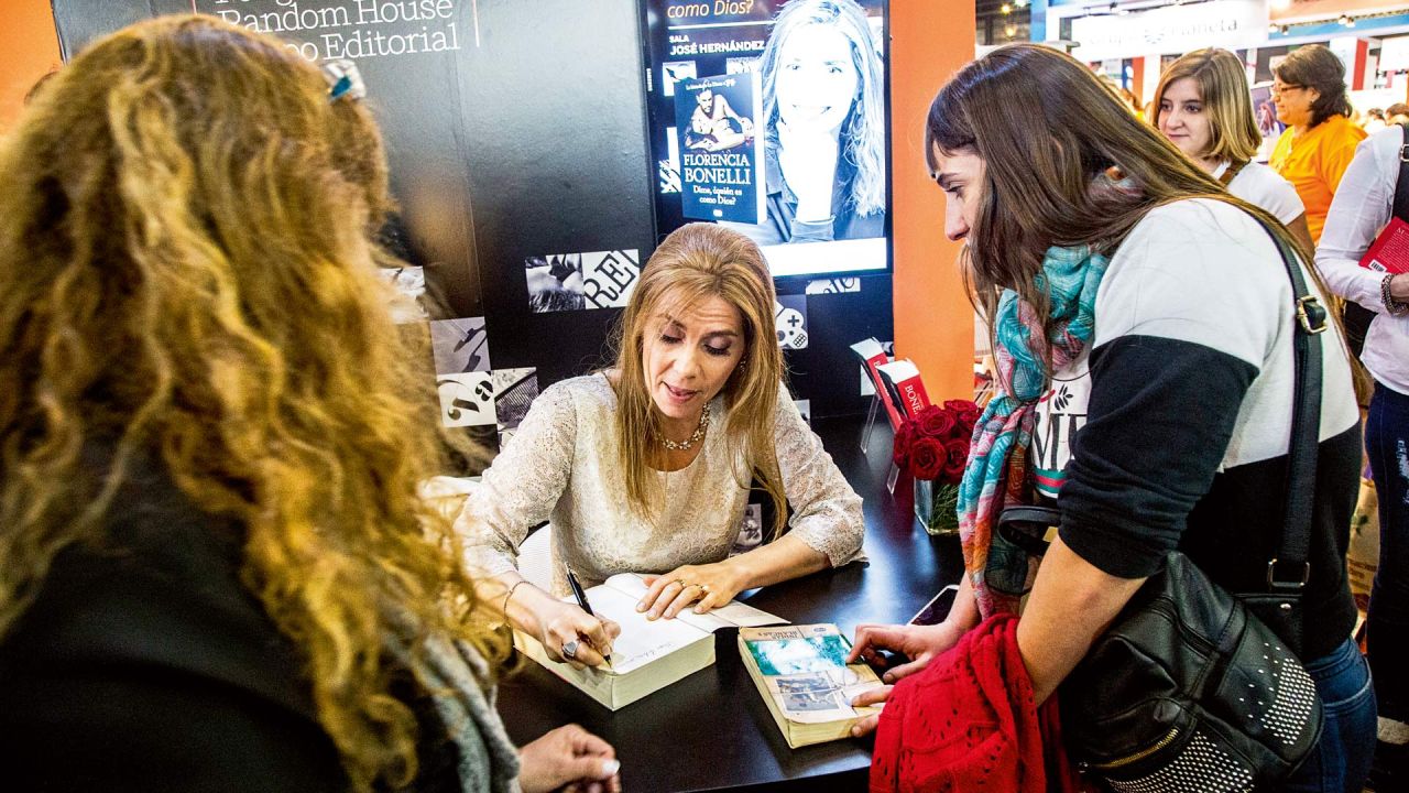 Florencia Bonelli firma libros. | Foto:Cedoc