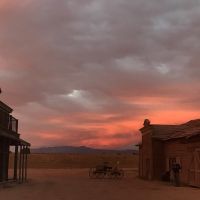 Salen a la luz videos de Alec Baldwin en el set de "Rust" tras el accidente en el que murió Halyna Hutchins