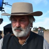 Salen a la luz videos de Alec Baldwin en el set de "Rust" tras el accidente en el que murió Halyna Hutchins
