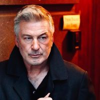 Salen a la luz videos de Alec Baldwin en el set de "Rust" tras el accidente en el que murió Halyna Hutchins