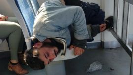 Insólito video: se le atoró la cabeza en un asiento y hubo demoras en el tren Roca