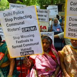 Activistas del Partido Comunista de la India sostienen pancartas durante una protesta contra la reciente violencia comunal y una campaña de demolición de la Corporación Municipal de Delhi en Nueva Delhi, India. | Foto:PRAKASH SINGH / AFP