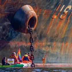 Activistas medioambientales de Greenpeace escenifican una acción contra el buque Ust Luga, que supuestamente descargará petróleo ruso en el puerto de Aasgaardstrand, Noruega, en medio de la invasión rusa de Ucrania. | Foto:Ole Berg-Rusten / NTB / AFP