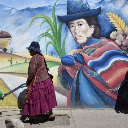 Alwa, la primera mujer rapera indígena aymara de Bolivia, posa para una foto delante de un mural en El Alto, Bolivia. | Foto:AIZAR RALDES / AFP