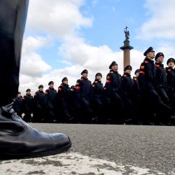 Cadetes militares rusos participan en un ensayo para el desfile militar del Día de la Victoria en la plaza Dvortsovaya de San Petersburgo. | Foto:OLGA MALTSEVA / AFP