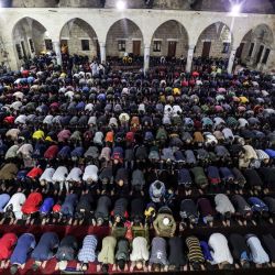 Devotos palestinos rezan durante Laylat al-Qadr durante el mes sagrado islámico del Ramadán en la mezquita Sayed al-Hashim en la ciudad de Gaza. - Laylat al-Qadr (Noche del Destino) es, según la tradición, la noche en la que el sagrado Corán fue revelado por primera vez al profeta Mahoma. | Foto:MAHMUD HAMS / AFP