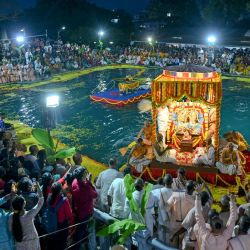 Devotos y voluntarios llevan un ídolo del dios hindú Krishna mientras llevan a cabo un ritual 'Theppotsavam', en una balsa en un estanque en La Sociedad Internacional para la Conciencia de Krishna en Bangalore, India. | Foto:Manjunath Kiran / AFP