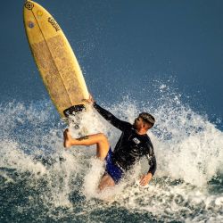 El surfista cubano Alejandro Pino se cae mientras monta una ola en la costa de La Habana, Cuba. | Foto:YAMIL LAGE / AFP