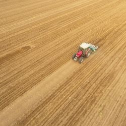 Esta foto aérea muestra una máquina sembrando maíz y soja en un campo en Liaocheng, en la provincia oriental china de Shandong. | Foto:AFP