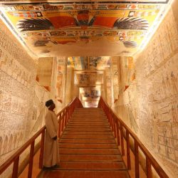Imagen de un empleado dentro de la tumba de Ramsés VI en el Valle de los Reyes, en Luxor, Egipto. La tumba de Ramsés VI, un gobernante de la 20 dinastía en el antiguo Egipto, es una de las más hermosas y mejor preservadas tumbas en el Valle de los Reyes. | Foto:Xinhua/Sui Xiankai