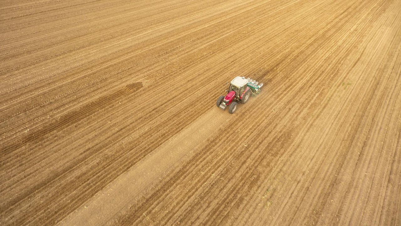 Esta foto aérea muestra una máquina sembrando maíz y soja en un campo en Liaocheng, en la provincia oriental china de Shandong. | Foto:AFP