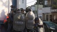 La policía disparó balas de goma a los padres que denunciaban un presunto caso de abuso en un colegio de Bernal.