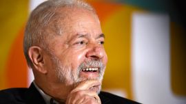 El ex presidente brasileño Luiz Inacio Lula da Silva gesticula durante una reunión con miembros del Partido Rede en Brasilia, para discutir el apoyo del partido a su candidatura en las próximas elecciones de octubre.