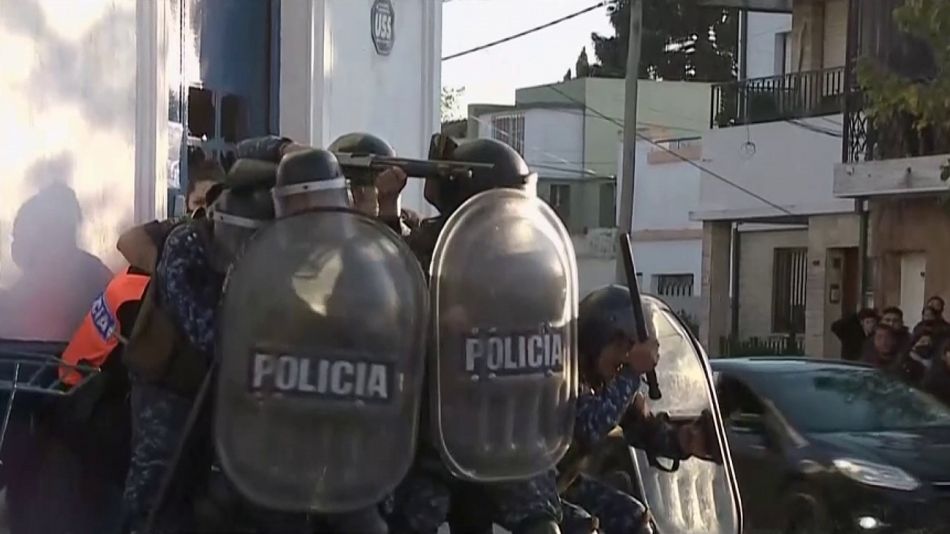La policía disparó balas de goma a los padres que denunciaban un presunto caso de abuso en un colegio de Bernal.