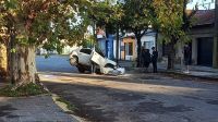Auto caído dentro de un pozo a mitad de la calle 20220429 