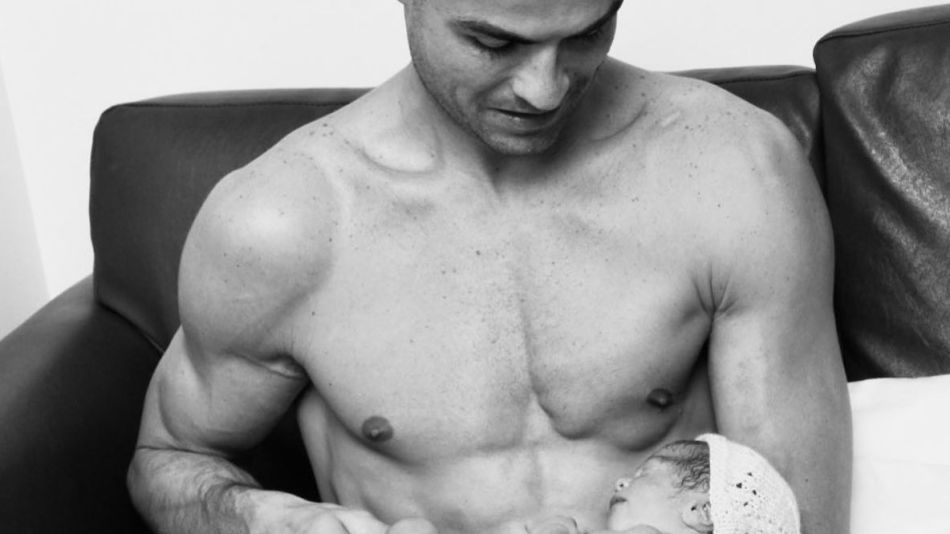 Cristiano Ronaldo conmovió al mundo con esta foto junto a su hija recién nacida