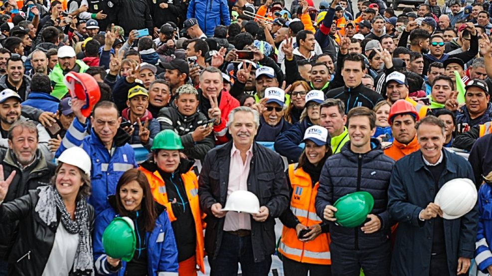 El presidente Alberto Fernández y el ministro Katopodis, este viernes en una visita a las obras en la autopista Presidente Perón.
