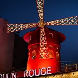 Ahora se puede pasar la noche en el Mouline Rouge de París, nada menos que en el molino que está en el techo del local.