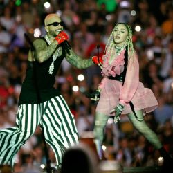 El cantante colombiano Maluma actúa en el escenario junto al icono del pop Madonna durante su concierto "Medallo en el Mapa", en Medellín, Colombia. | Foto:FREDY BUILES / AFP