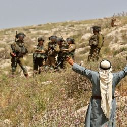 Miembros de las fuerzas de seguridad israelíes se despliegan mientras los palestinos se manifiestan contra el establecimiento de puestos de avanzada israelíes en sus tierras, en Beit Dajan, al este de Nablus, en la Cisjordania ocupada. | Foto:JAAFAR ASHTIYEH / AFP