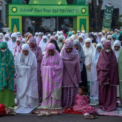 Los musulmanes rezan durante el Eid al-Fitr que marca el final del mes sagrado del Ramadán en Surabaya. | Foto:JUNI KRISWANTO / AFP