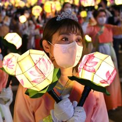 Los participantes marchan durante un desfile de linternas como parte del Festival de Linternas de Loto para celebrar el próximo cumpleaños de Buda, en Seúl. | Foto:Jung Yeon-je / AFP
