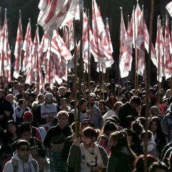 Miembros de partidos de izquierda y movimientos sociales participan en una manifestación del Primero de Mayo (Día del Trabajo) en Buenos Aires. | Foto:PABLO AHARONIAN / AFP