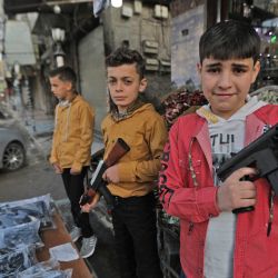 Niños sirios juegan con pistolas de juguete de plástico durante las celebraciones del Eid al-Fitr, que marca el final del mes de ayuno sagrado musulmán del Ramadán, cerca de la ciudad siria de al-Bab, controlada por Turquía. | Foto:BAKR ALKASEM / AFP