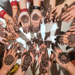 Unas mujeres posan una foto después de aplicarse tatuajes de henna en las manos durante el 'Chand Raat' o 'Noche de la Luna' en Katmandú, en la víspera del festival musulmán Eid al-Fitr. | Foto:PRAKASH MATHEMA / AFP