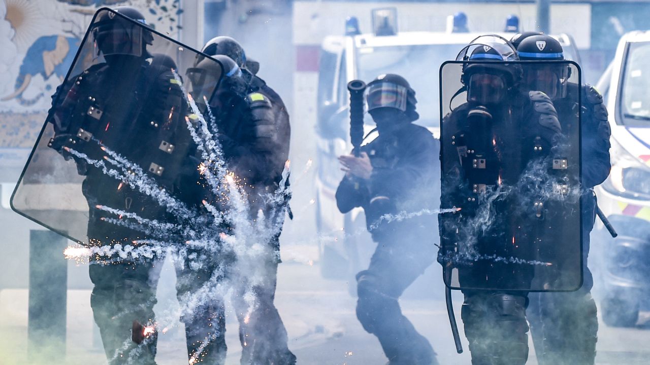 Agentes de la policía antidisturbios francesa se protegen de los fuegos artificiales lanzados por los manifestantes, al margen de la tradicional manifestación del Primero de Mayo en Nantes, oeste de Francia. | Foto:SEBASTIEN SALOM-GOMIS / AFP