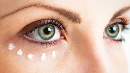 5 consejos para decirle adiós a las bolsas debajo de los ojos y ojeras antes de los 40