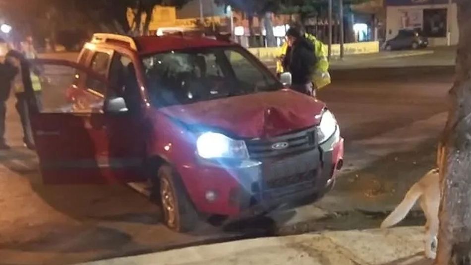El conductor de una Ford Eco Sport en estado de ebriedad se estrelló contra un árbol, frente a la comisaría. 20220502