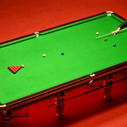 El inglés Ronnie O'Sullivan ejecuta un tiro contra el inglés Judd Trump durante su partido de tercera ronda del Campeonato Mundial de Snooker en The Crucible en Sheffield, Inglaterra. | Foto:OLI SCARFF / AFP