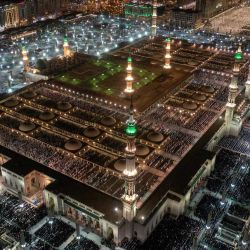 Esta imagen aérea difundida por la Agencia de Prensa Saudí (SPA) muestra a fieles musulmanes rezando en el Al-Masjid an-Nabawi (Mezquita del Profeta) en la ciudad santa de Arabia Saudí de Medina, durante el mes de ayuno del Ramadán. | Foto:SPA / AFP