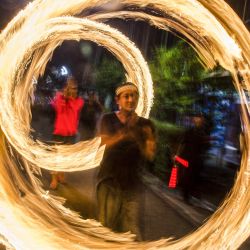 Imagen de personas jugando con fuego durante un desfile de antorchas en celebración del festival del Eid al-Fitr, en Yogyakarta, Indonesia. | Foto:Xinhua/Agung Supriyanto
