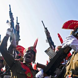 Los nuevos reclutas de la Fuerza de Seguridad Fronteriza (BSF) de la India animan durante un desfile de paso en Humhama, en las afueras de Srinagar. | Foto:TAUSEEF MUSTAFA / AFP